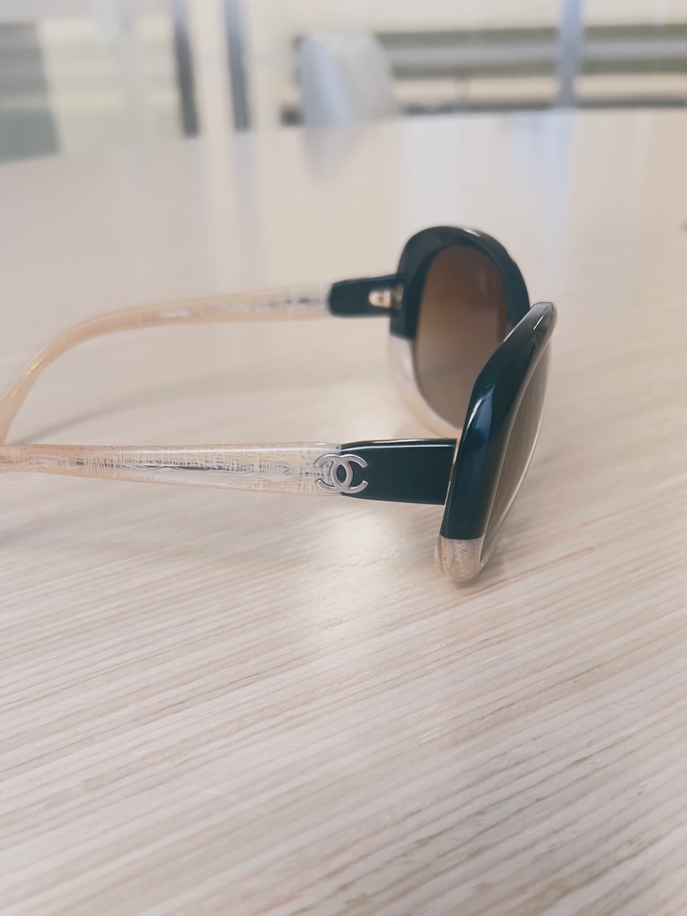CHANEL Two-Tone Black and Tan Gradient Oversized Sunglasses - Picture 3 of 7
